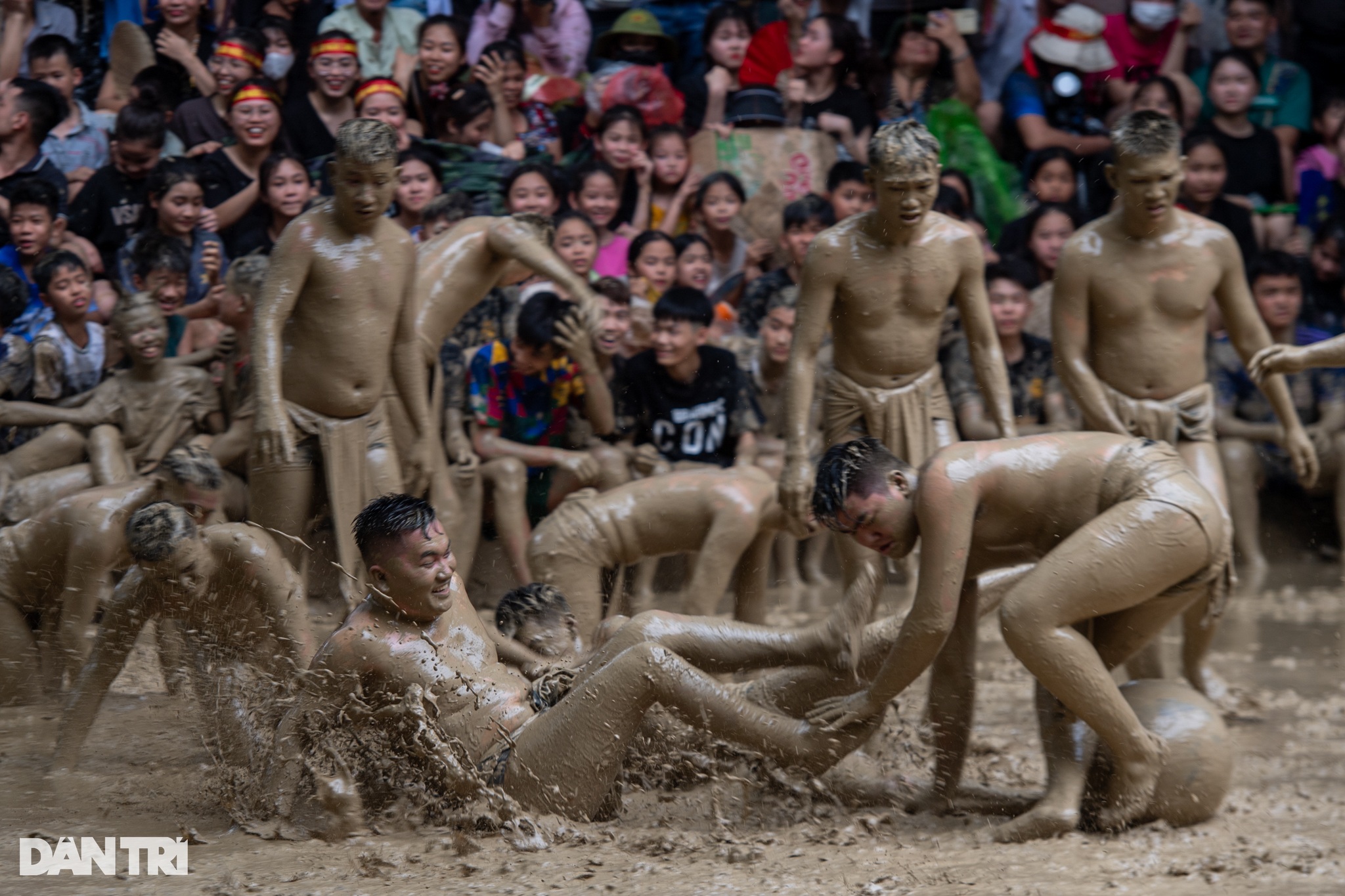 Hàng nghìn người lấm lem bùn đất hào hứng cổ vũ hội vật cầu ở Bắc Giang - 15