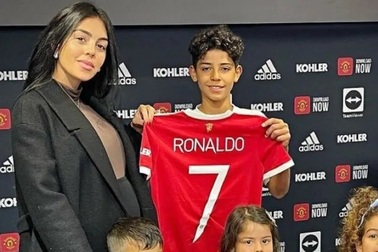 Theo chân bố, con trai C.Ronaldo ký hợp đồng với Man Utd