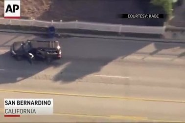 Cảnh sát bao vây xe nghi phạm xả súng tại California