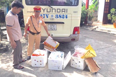 Bắt xe khách vận chuyển trái phép hóa chất tẩy trắng