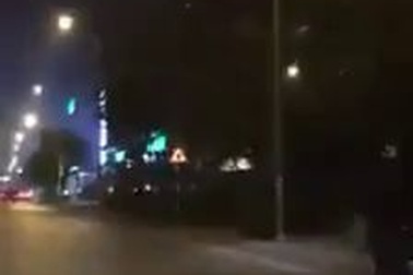 Người đàn ông say rượu đi xe máy lạng lách gây nguy hiểm trước khi bị ngã xuống đường