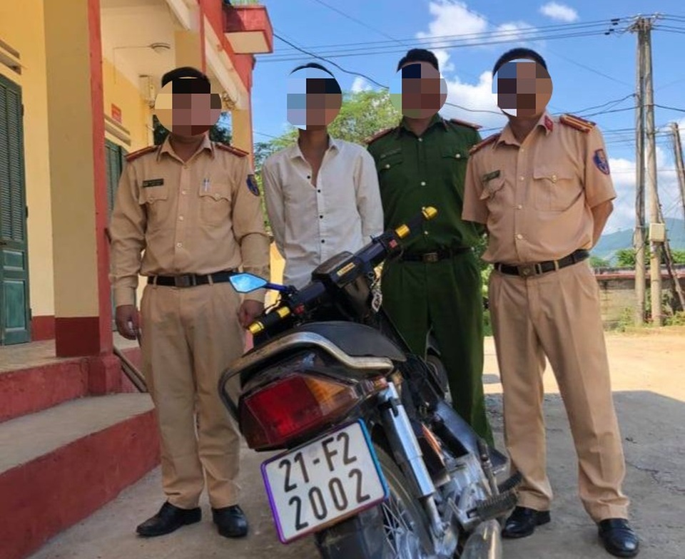 Xử phạt nam thanh niên mặc váy, thả 2 tay khi đi xe máy trên đường - 1 Xử phạt nam thanh niên mặc váy, thả 2 tay khi đi xe máy trên đường - 1
