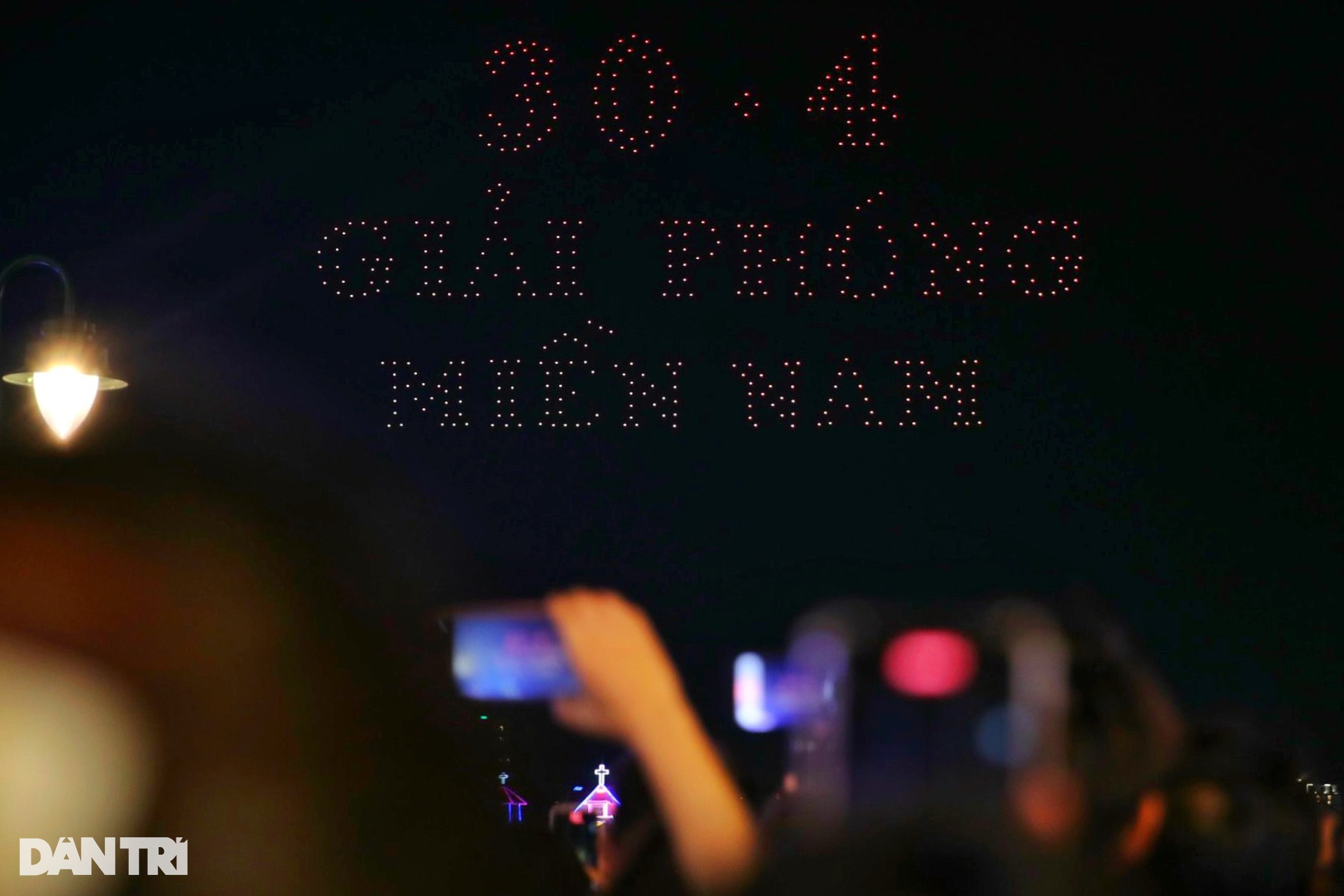 Hàng nghìn người dân đổ về trung tâm TPHCM xem pháo hoa - 1 Hàng nghìn người dân đổ về trung tâm TPHCM xem pháo hoa - 1