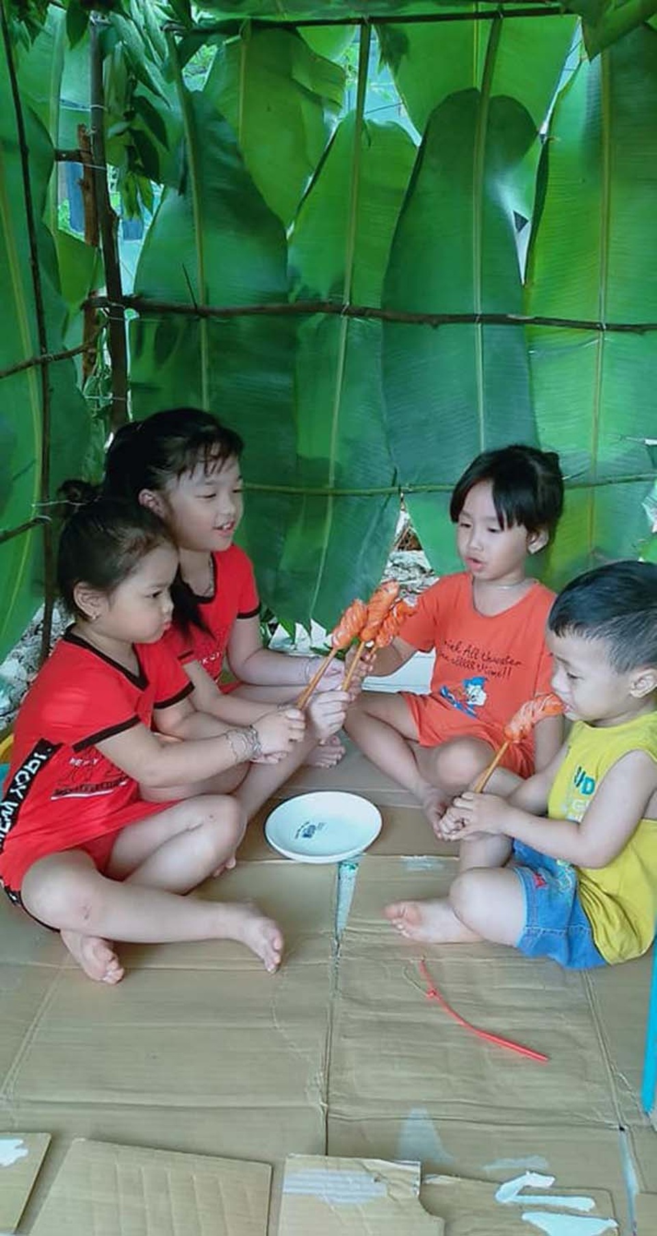 Ông bố Đà Nẵng dựng “nhà” lá chuối cho con chơi mùa dịch gây sốt - 5 Ông bố Đà Nẵng dựng “nhà” lá chuối cho con chơi mùa dịch gây sốt - 5