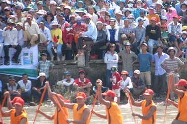 Nắng như lửa đốt, hàng ngàn người vẫn đổ về xem đua ghe Ngo