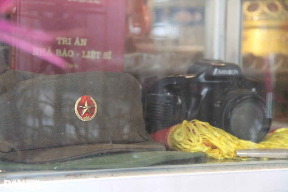 Bàn thờ các nhà báo liệt sĩ và bài thơ đau đáu đừng gọi anh là vô danh - 4 Bàn thờ các nhà báo liệt sĩ và bài thơ đau đáu đừng gọi anh là vô danh - 4