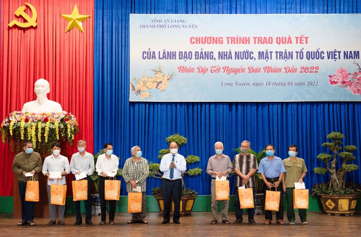Chủ tịch nước tặng quà Tết gia đình chính sách, người lao động - 1 Chủ tịch nước tặng quà Tết gia đình chính sách, người lao động - 1