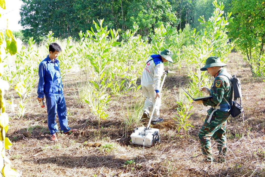 Khảo sát khu vực nghi có mộ liệt sĩ tập thể bộ đội đặc công, đơn vị bí mật - 1