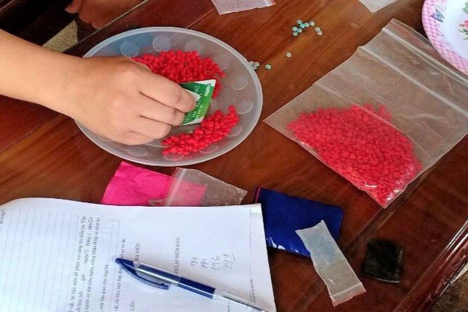 Phá tụ điểm ma túy nhức nhối, thu giữ gần 1.500 viên hồng phiến - 2 Phá tụ điểm ma túy nhức nhối, thu giữ gần 1.500 viên hồng phiến - 2