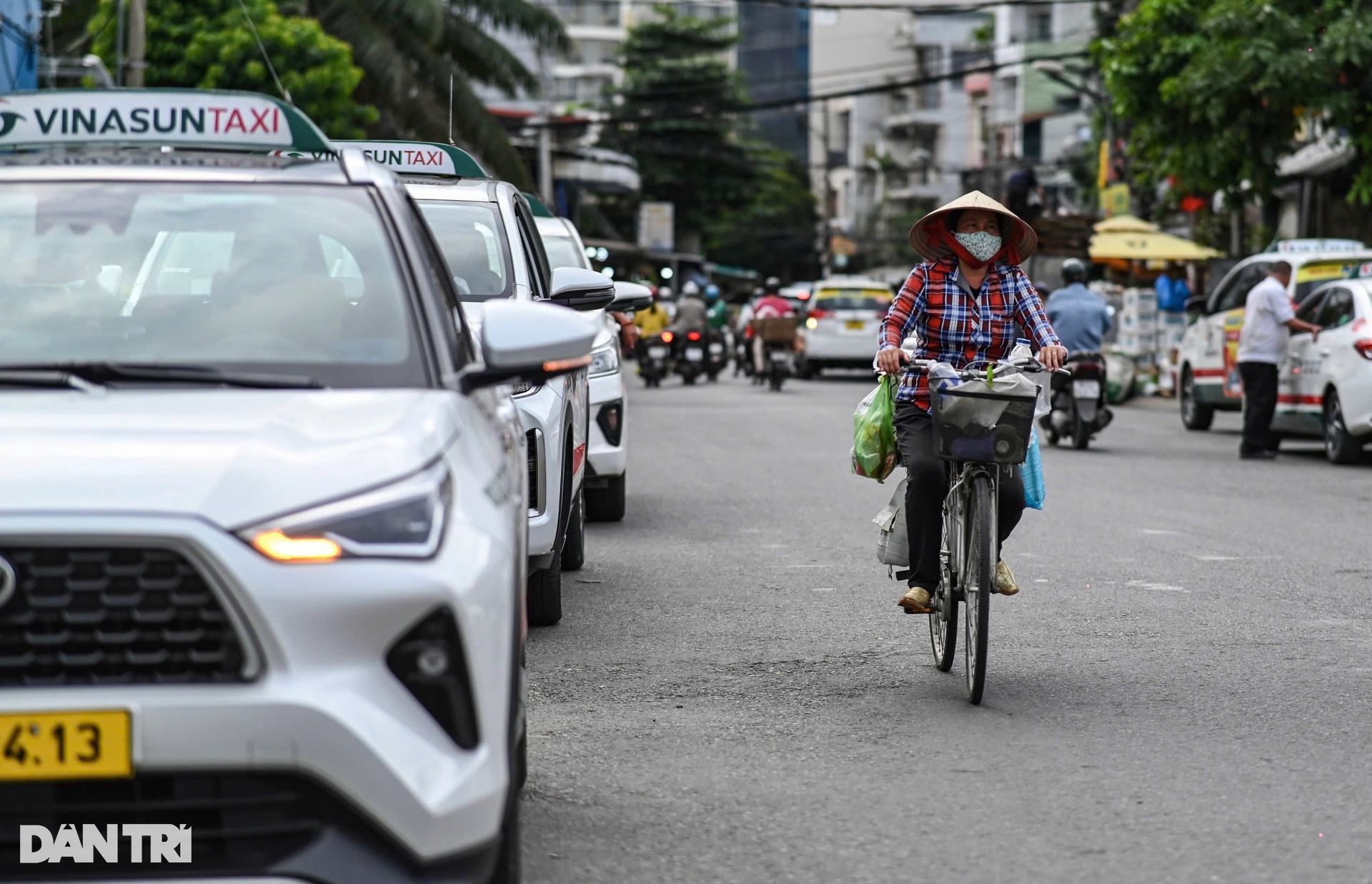 Taxi dừng đỗ tràn lan ở nhiều tuyến đường xung quanh sân bay Tân Sơn Nhất - 8