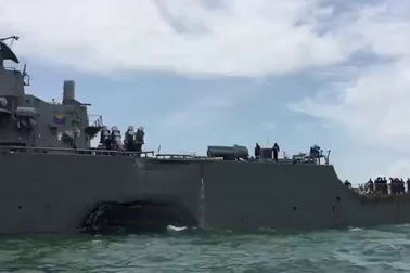 Cận cảnh tàu chiến Mỹ bị đâm móp sau va chạm tàu dầu