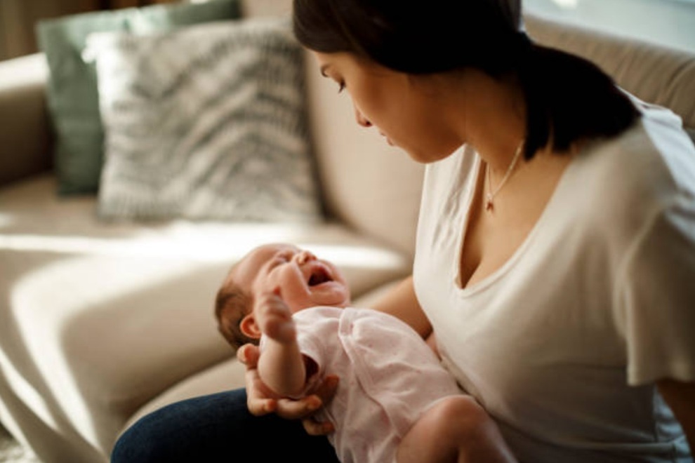 Bế con về nhà ngoại phải xin phép, nhà chồng cho đi mới được đi! - 1 Bế con về nhà ngoại phải xin phép, nhà chồng cho đi mới được đi! - 1