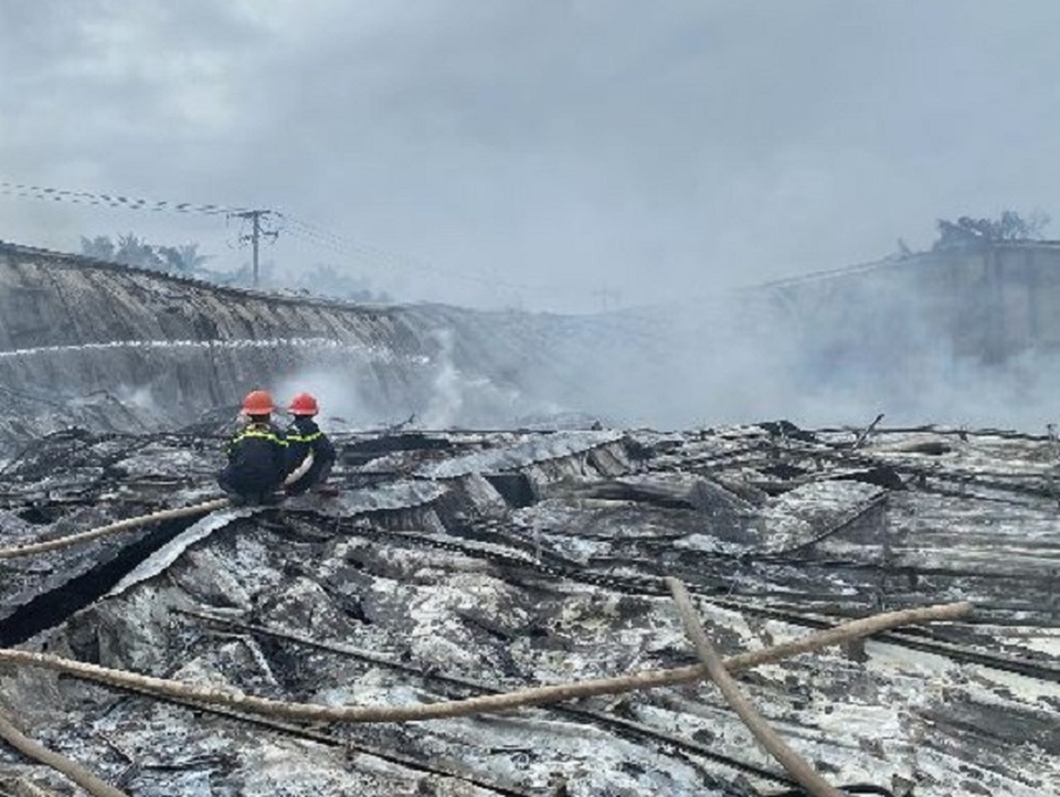 Lửa thiêu rụi nhà xưởng công ty may lớn ở Bình Định - 1