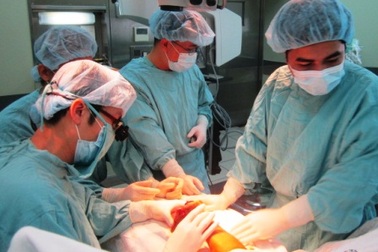 Thành công ca nối bàn tay bị đứt lìa và cấy máy tạo nhịp tim