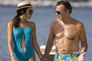 Đại gia U70 chi mạnh mua nhẫn cưới cho vợ trẻ