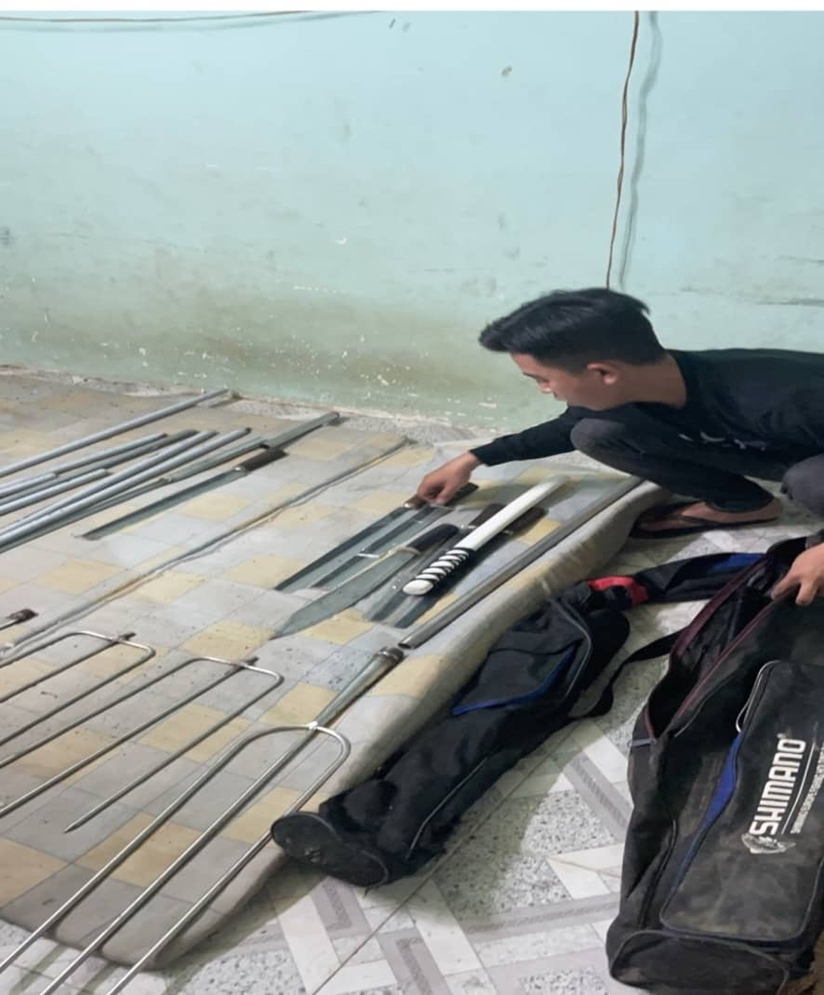 Băng giang hồ cầm mã tấu, bom xăng xông vào quán ốc chém... nhầm người - 3 Băng giang hồ cầm mã tấu, bom xăng xông vào quán ốc chém... nhầm người - 3