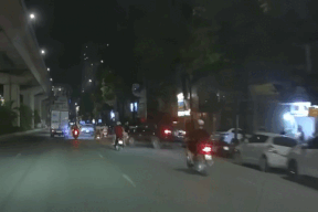 Xe máy ngã đè lên nhau vì va chạm với ô tô từ lề đường đi ra