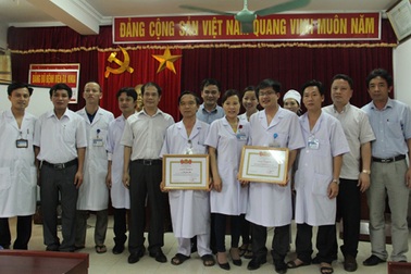 Khen thưởng đột xuất đội ngũ y bác sĩ cứu sống thai nhi trong bụng mẹ tử vong: