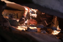 Sống sót kỳ diệu sau 170 giờ bị vùi lấp dưới đống đổ nát ở Thổ Nhĩ Kỳ