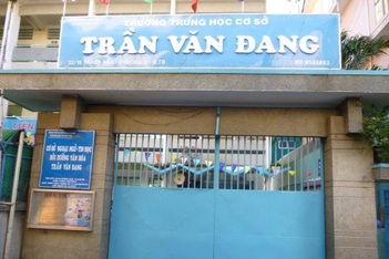 Hạ thi đua, xử lý giáo viên phạt tiền, bắt học sinh dậy lúc 5h sáng