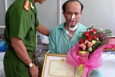 Truy bắt cướp, “hiệp sĩ” bị đâm thủng thực quản