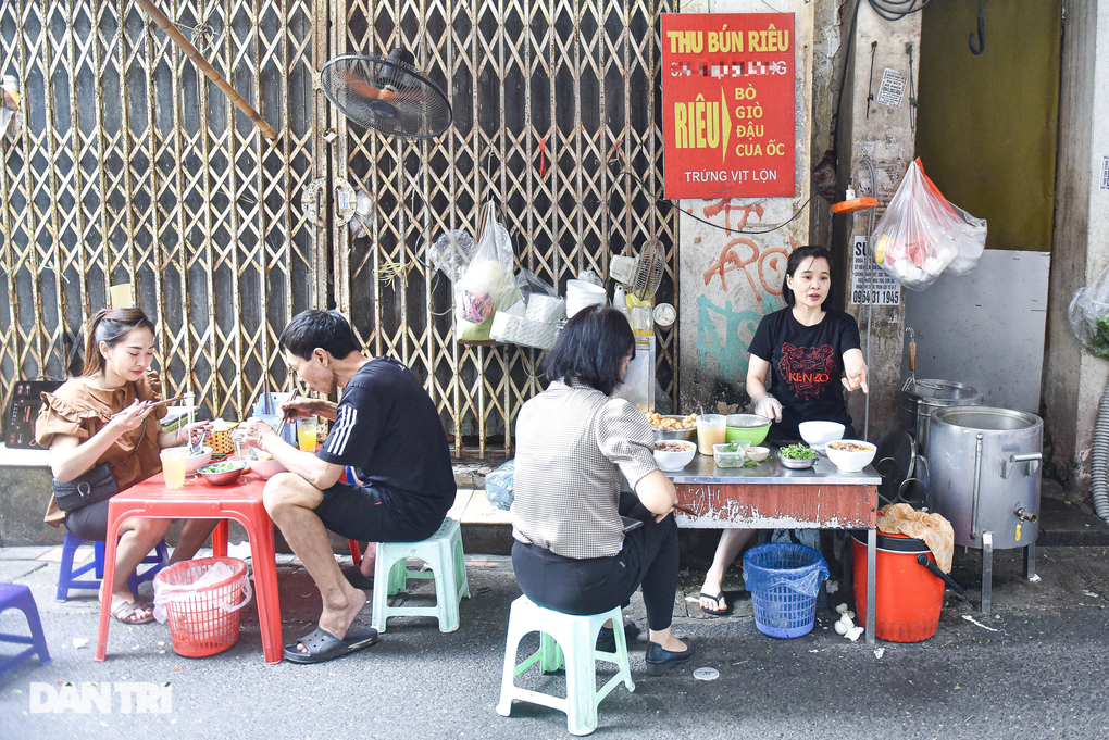 Quán bún riêu cua Hà Nội từng lên truyền hình Mỹ, bán trăm bát/ngày - 1 Quán bún riêu cua Hà Nội từng lên truyền hình Mỹ, bán trăm bát/ngày - 1