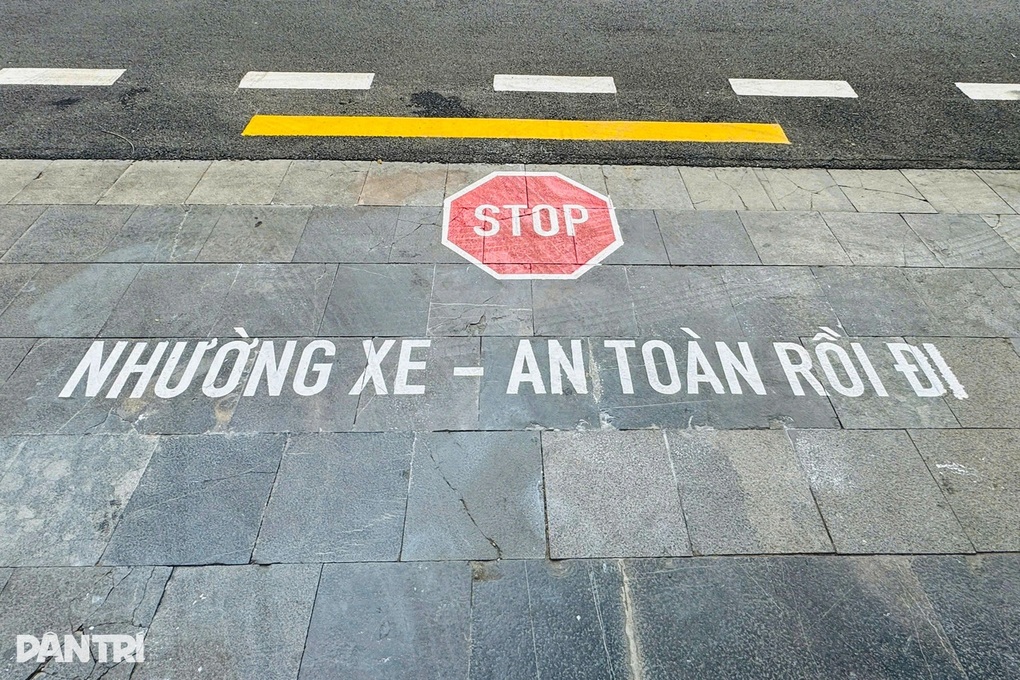 Khẩu hiệu Nhường xe - an toàn rồi đi”: Người khen hay, người lo… khó thấy - 1 Khẩu hiệu Nhường xe - an toàn rồi đi”: Người khen hay, người lo… khó thấy - 1