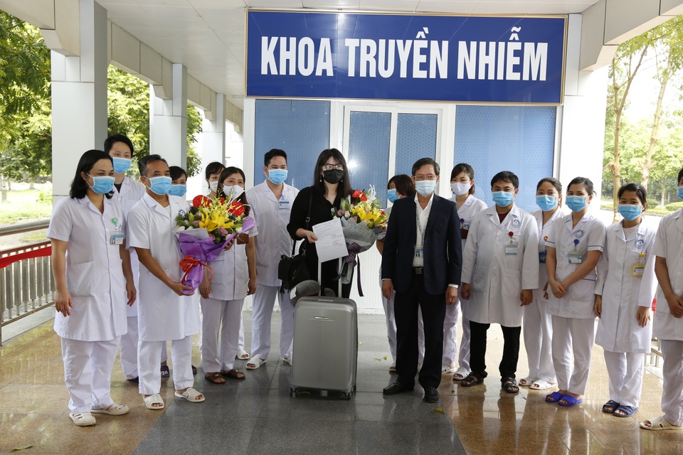 Bố bệnh nhân Covid-19 hồ hởi chở 2 tạ gạo tặng bệnh viện cứu chữa con gái - 1 Bố bệnh nhân Covid-19 hồ hởi chở 2 tạ gạo tặng bệnh viện cứu chữa con gái - 1