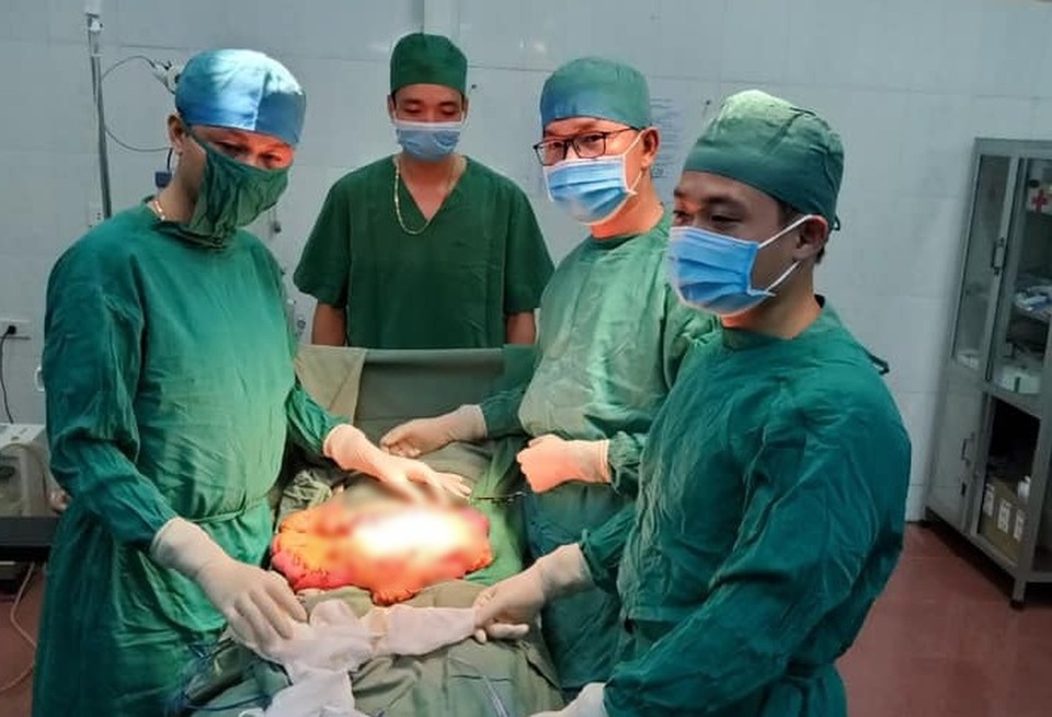 Ngăn bò chọi nhau, gia chủ bị bò nhà húc thủng bụng - 2 Ngăn bò chọi nhau, gia chủ bị bò nhà húc thủng bụng - 2