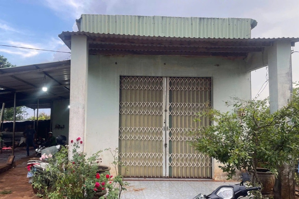 Ba mẹ con tử vong trong căn nhà khóa cửa - 1 Ba mẹ con tử vong trong căn nhà khóa cửa - 1