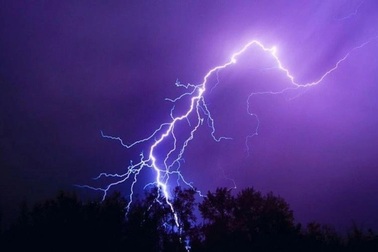 Cô gái trẻ bị sét đánh tử vong khi hái trái cây