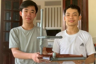 Học sinh phổ thông sáng chế "giá chấm thi trắc nghiệm" chỉ hơn 100.000 đồng