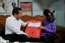 Nhiều phần quà tặng người có công, học sinh huyện miền núi Thanh Hóa