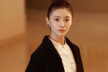 Dung nhan xinh đẹp của mỹ nhân sinh năm 2000 được Trương Nghệ Mưu nâng đỡ