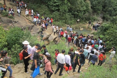 Hơn 15 vạn lượt người đến với chùa Hương Tích