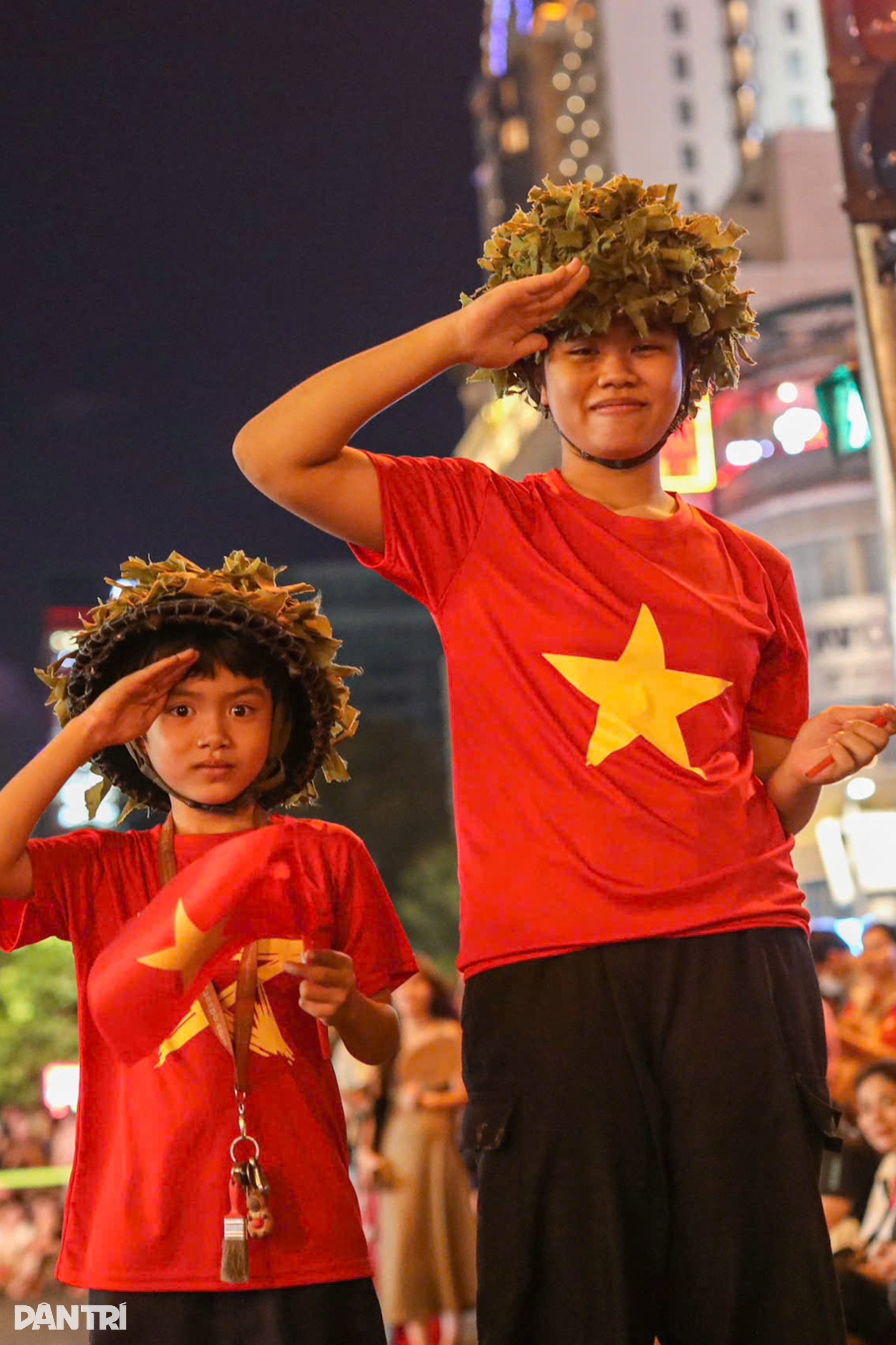 Hàng ngàn người dân háo hức xem hợp luyện diễu binh ở TPHCM - 18 Hàng ngàn người dân háo hức xem hợp luyện diễu binh ở TPHCM - 18