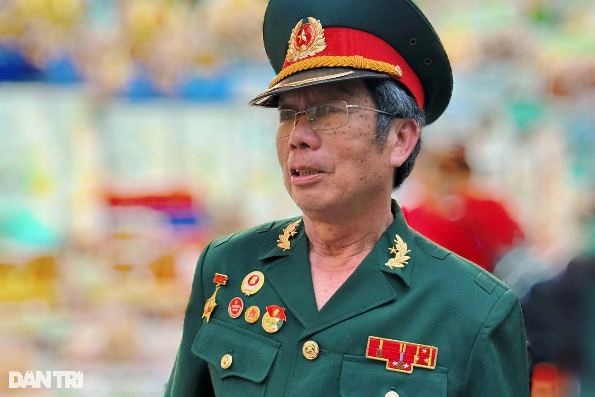 Cựu chiến binh mắt ướt nhòe xem diễu binh: Hòa bình thật đẹp! - 1