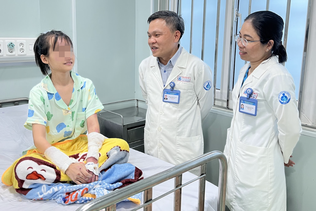 Bé gái đen kịt khi vào viện, cha mẹ cũng bỏng nặng trong vụ cháy ở TPHCM - 3 Bé gái đen kịt khi vào viện, cha mẹ cũng bỏng nặng trong vụ cháy ở TPHCM - 3