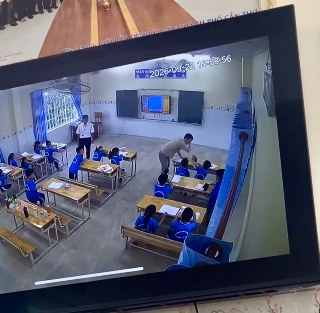 Camera ghi lại cảnh giáo viên tiếng Anh đánh học sinh trong lớp (Ảnh: Cắt từ clip).Camera ghi lại cảnh giáo viên tiếng Anh đánh học sinh trong lớp (Ảnh: Cắt từ clip).