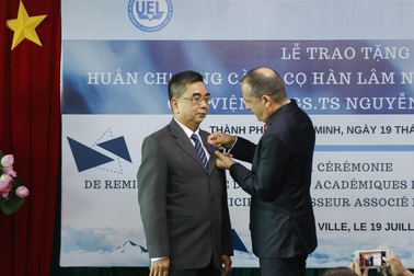 PGS. TS Nguyễn Ngọc Điện được trao huân chương Cành cọ Hàn lâm của Cộng hòa Pháp