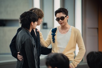 Tân binh ngã quỵ trên sân khấu, 2 người dừng chân khiến SOOBIN bất lực