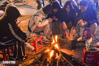 Chủ quán trà đá ở Hà Nội nhóm bếp củi, sưởi ấm cho khách trên vỉa hè