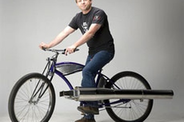 Xe đạp gắn động cơ phản lực