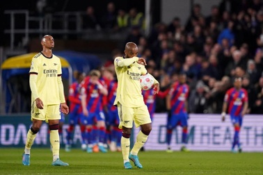 Arsenal bỏ lỡ cơ hội "cắt đuôi" Man Utd