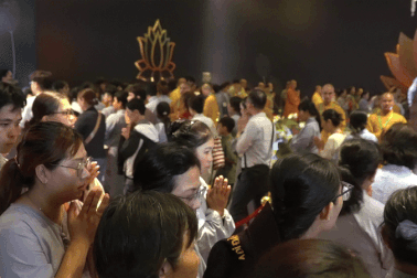 Ngày đầu tiên, tăng ni, phật tử chiêm bái xá lợi Đức Phật ở TPHCM