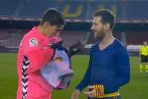 Thủ môn Elche luống cuống khi được Messi đề nghị đổi áo