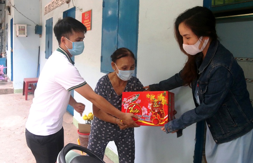 Chiều 30 Tết, công nhân Bình Dương đón Tết xa để gần - 3 Chiều 30 Tết, công nhân Bình Dương đón Tết xa để gần - 3