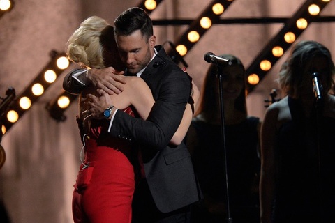 Gwen Stefani dịu dàng, ngọt ngào bên Adam Levine