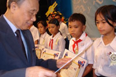 Trao 300 suất học bổng “Nâng niu tài năng Việt”