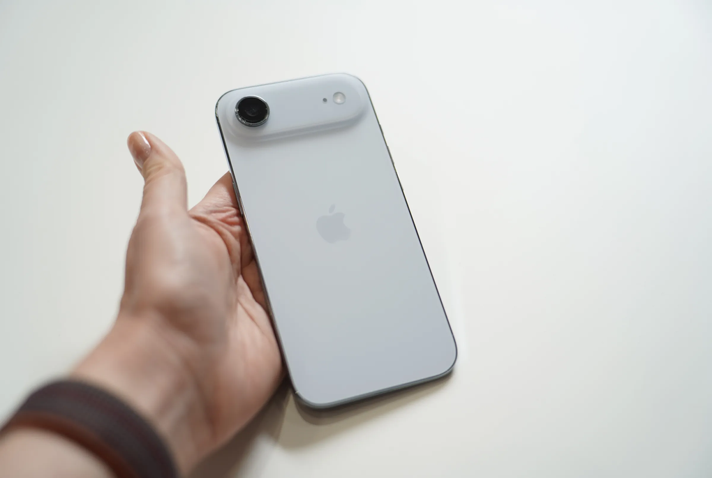 Trên tay iPhone Air siêu mỏng và iPhone 17 Pro thiết kế mới - 3 Trên tay iPhone Air siêu mỏng và iPhone 17 Pro thiết kế mới - 3